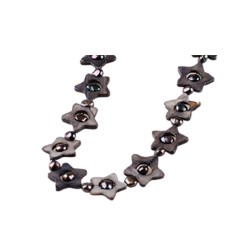 Detalle de collar con estrellas de nacar gris