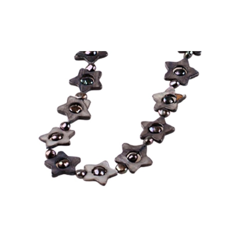 Detalle de collar con estrellas de nacar gris