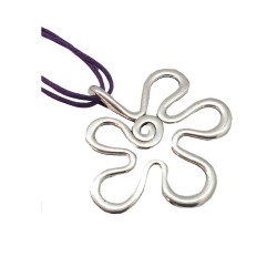 Detalle de colgante flor plateada