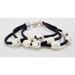 Preciosa pulsera multitira de cuero con perlas de rio