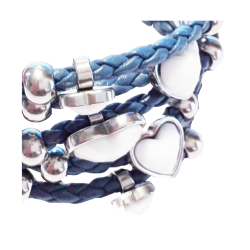 detalle brazalete multitira cuero azul con corazones blancos