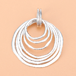 Detalle colgante discos plateados