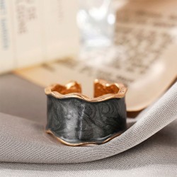 anillo dorado  y esmalte gris