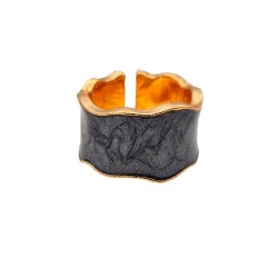 anillo dorado  y esmalte negro